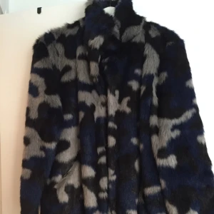  - Fuskpälsjacka i camouflagemönster från Monki