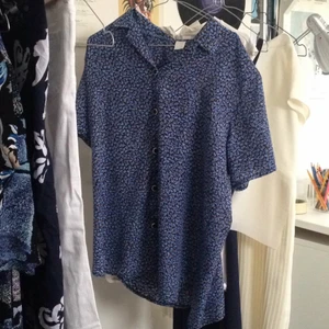  - Supersuper fin blus i fint blått mönster som jag köpte i en second hand i Milano. Jag har använt blusen ca två gånger och jag har small, men då den lite mer oversize. 