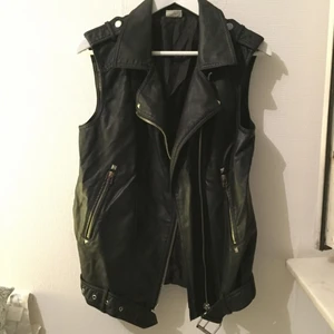  - Svart skinnväst med detaljer, bl.a. "Bälte"
Denna är menad att vara mer oversize än den andra skinnvästen jag säljer (se profil)