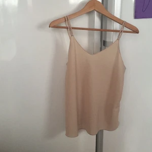  - Linne från bikbok i en nude-beige färg. Lätt att matcha med smycken etc. Materialet är av chiffong-liknande tyg, men inte för transparent! 