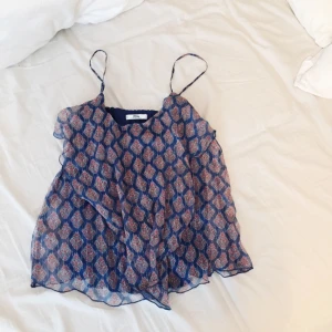  - Väldigt fint linne från mango, i silke och bomull med små metallictrådar. Sjukt snyggt till våren! Frakt ingår 💙