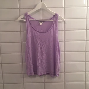  - säljer mitt ljuslila linne då jag aldrig använder linnen typ?😅 
Det är en liten lila fläck bak i nacken... 
Storleken är iallafall storleksenlig!