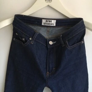  - Klassiskt blåa jeans från ACNE.
Modellen heter FLEX RAW REFORM.
Knappt använda. 
Sitter som en smäck. 