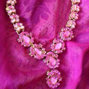  - Indisk halsband med rosa stenar. 