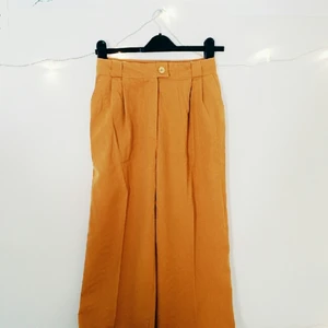  - Senapsgula byxor med superhög midja i ullmix. De har pressveck, men de går att stryka bort om man inte vill ha det.Har aldrig använt pga lite för små för mig </3 
Midjemått ca 70 cm.