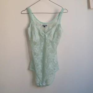  - Mintgrön spetsbody från Weekday. Sparsamt använd. Supersnygg till höga byxor eller en hög kjol. 

