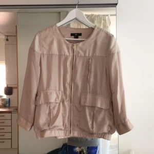  - Tunnare jacka från hm, dragkedjan är guldfärgad.