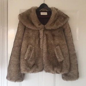  - Fuskpälsjacka från VILA. Tre fickor, två på utsidan och innerficka. Normal passform, jag är 177 cm lång. Väldigt välvårdad men det finns ett hål i fodret vid armhålan.
Ni står för frakten eller så möts vi :-)
Jag har swish.