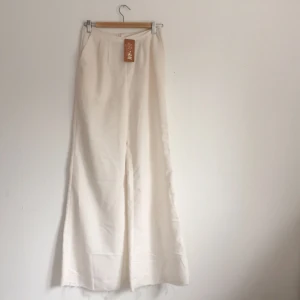  - Byxorna från Elin klings samarbete med H&M ❤️ Oanvända med prislapp kvar 😊 nypris 399kr. Lyxigt material i 64% modal & 36% polyester. Lite skrynkliga för dom legat i garderoben. Frakt 35kr 📦 har svisch 💸🌸