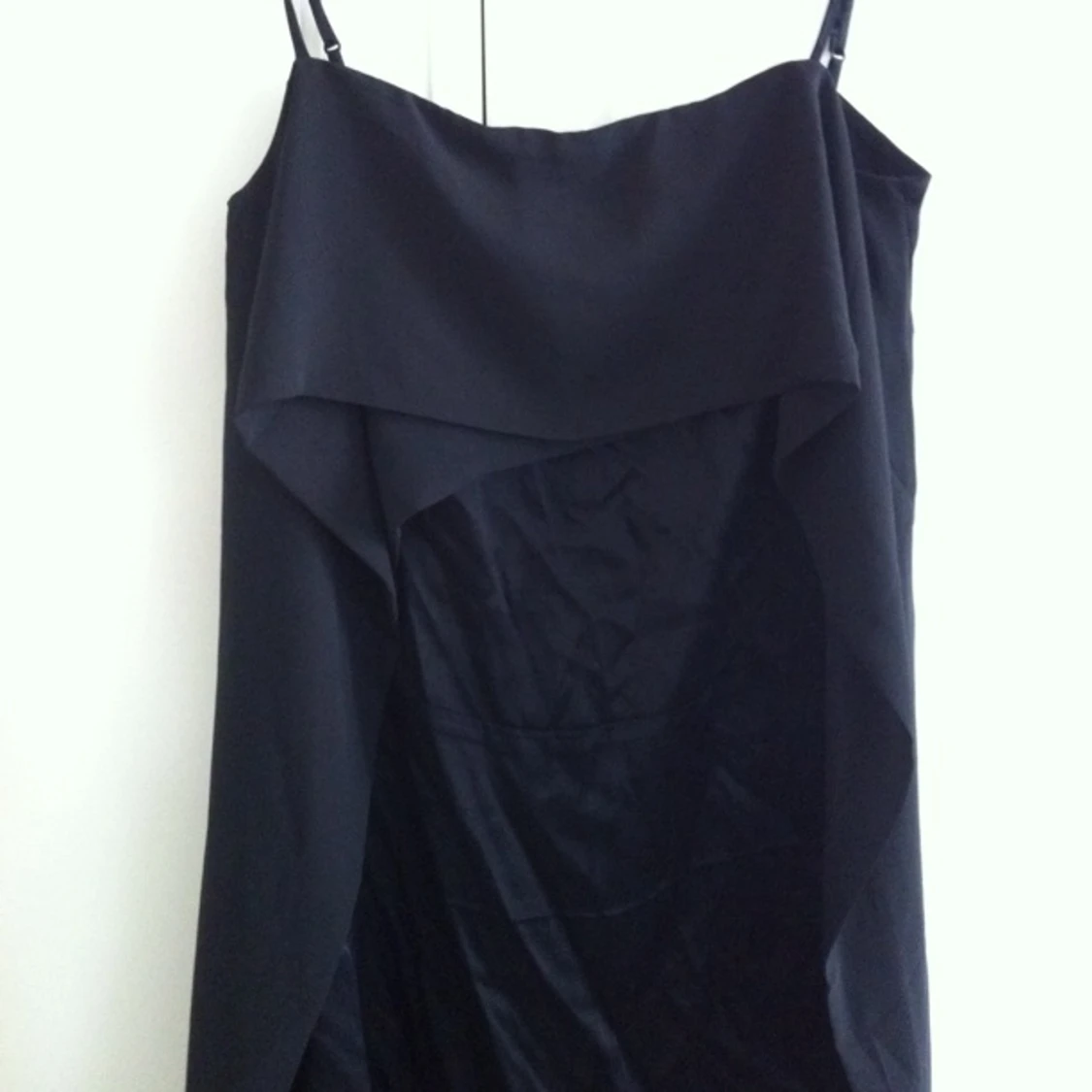 Svart fin klänning från H&M tunna reglerbara axelband. Två olika material. 