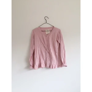  - Söt rosa kofta med volang nertill. Aldrig använd! Frakt 39kr✨