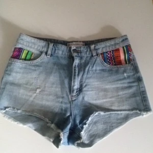  - Korta jeansshorts från h&ms fashion against aids-kollektion. Snyggt slinta. Passar storlek 36-38. 