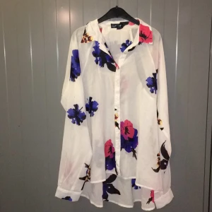  - Jätte cool blus med fina detaljer! "Hål i ryggen" Köparen betalar frakt eller upphämtning i Upplands-Bro :) 