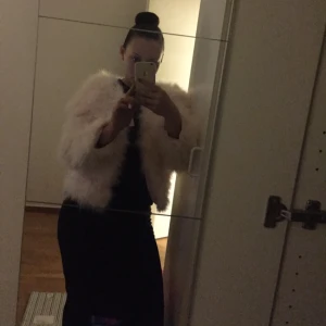  - En puderrss fluffyjacket från lovelyofsweden💗Prislapp kvar! Köpt för 1300kr. Aldrig använd. Passar storlek 36-38! 
Säljes för 900kr. Kan tänka mig att gå ner i pris (800kr) vid snabb affär! 😁
