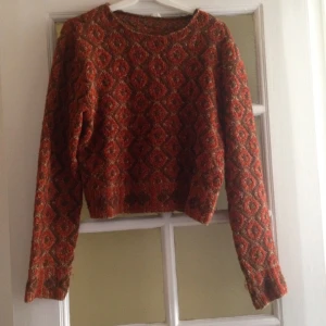  - Stickad orange/brun tröja. Vintage. Jättefin över klänning eller till byxor.  Kan mötas upp i Sthlm eller skicka. Köparen betalar frakt. Swish, cash eller överföring. 