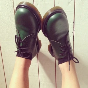  - Sparsamt använda skogsgröna dr.martens 