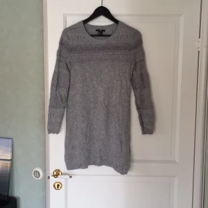  - Stickad ljusgrå klänning från H&M med silvriga detaljer. 