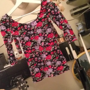  - Tight blommig topp. Trekvartsärm. Båtringning. 