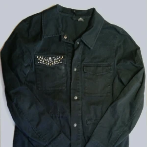  - Svart jacka i jeans med snygga detaljer på ryggen! Storlek passar S/M. Från H&M