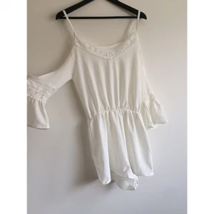  - Super snygg byxdress, passar perfekt som strandplagg då den är lite genomskinlig. Snygga detaljer som öppet från axeln till armbågen. Den sista bilden visar hur den sitter på, men är 2 strl för stor för mig. Aldrig använd! Frakt 42kr✨