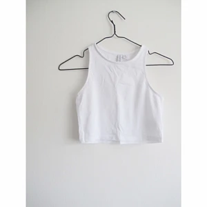  - Croptop från H&M aldrig använd, endast testad. Frakt 14kr✨