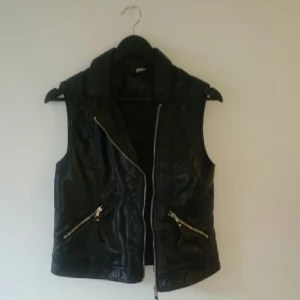  - Väst i fuskskinn från H&M, knappt använd