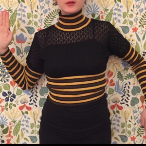  - KAXIG polo!

Märkt som medium men mer en small

70-tals style