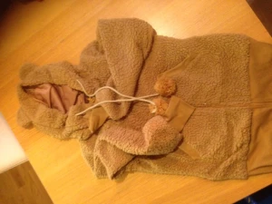  - Luddig huv-tröja med öron, mjuk o skön. Katt finns. Köparen betalar frakten. 