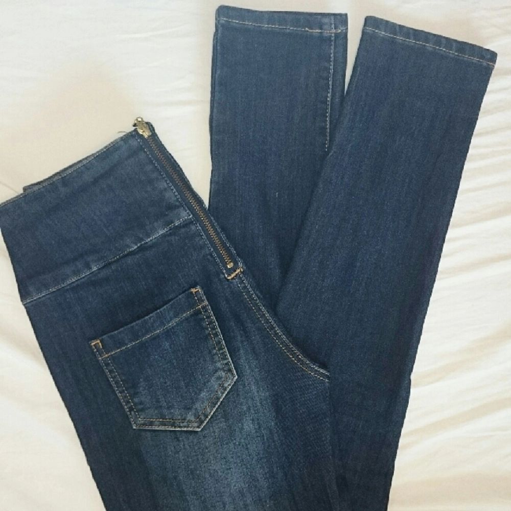 Mörkblå jeans med hög midja och | Plick Second Hand