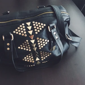  - Väska från Top Shop med platta nitar. Sparsamt använd men lite sprucken i handtag. (Har axelband) Den är fin för secondhand standard. 

❣Alla mina priser är INKLUSIVE PORTO. Annars finns kläderna att hämta i Kungsbacka, eventuellt Halmstad.❣