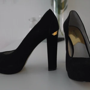  - Säljer mina Michael kors skor som aldrig kommit till användning. De är endast provade.
Svarta mocka skor med gulddetaljer. 

Nypris: 1600kr

Vid frågor vänligen skicka meddelande.
Eventuell frakt står köparen för. 