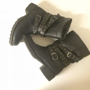 - Jätte fina boots, använda men i bra skick!  Frakt 70kr ✨