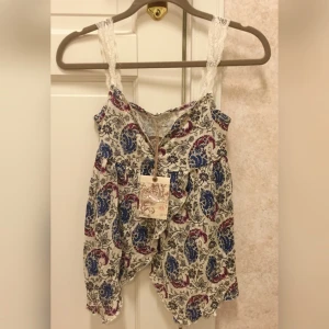  - Odd molly top i material 100% lyocell. 
Originalpris 799 SEK 