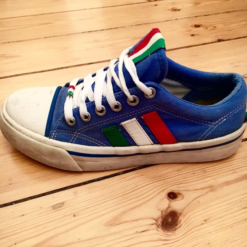 Vintage Adidas Adria sneakers från 80-talet. Något ljusare blå färg än vad bilderna visar. OBS! Slitna. Storlek 36,5/UK 4. Skor.