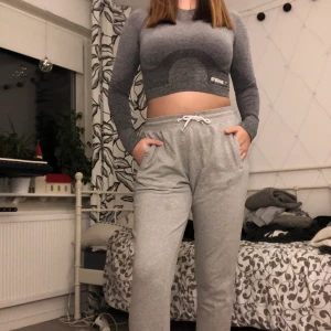 Grå mysbyxor - Supermysiga mysbyxor från Lager 157, säljer dessa då jag redan har flera par mjukisbyxor och inte anvönder alla. De är i mycket fint skick!! Nypris 149kr. Köparen står för eventuell fraktkostnad 🥰