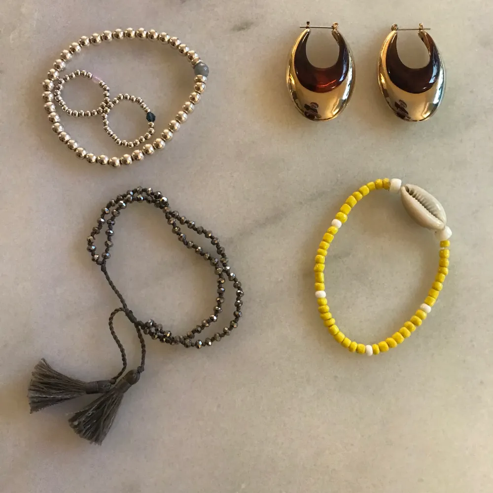 Beautiful jewelry mostly from Pilgrim or second hand stores! All for 300 or each for 40 kr + 10 kr shipping 💓💓💓. Accessoarer.