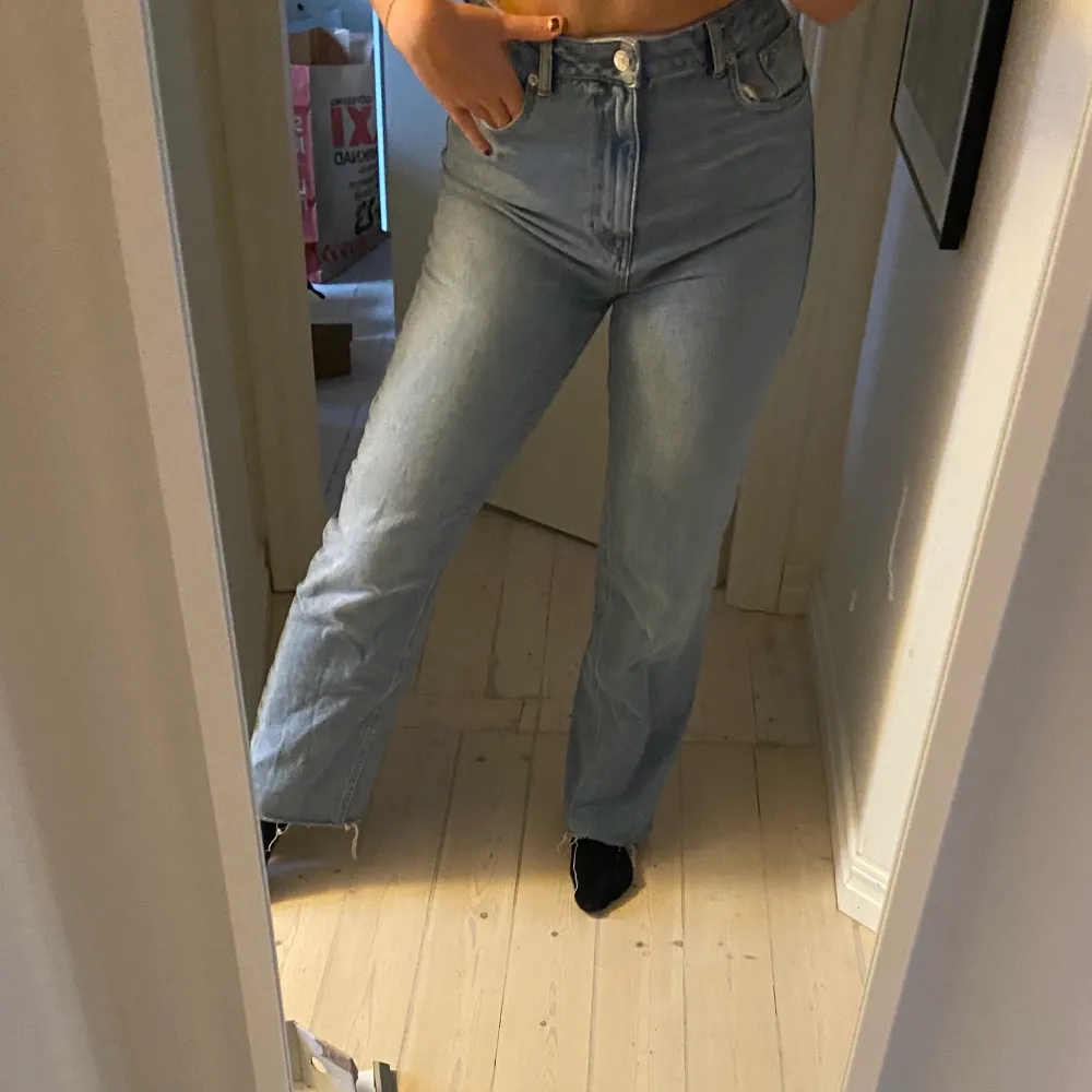 Ett par supersnygga raka jeans ifrån NAKD. Säljer då jag inte använder dom längre! Strl 38 i en jättefin tvätt.. Jeans & Byxor.