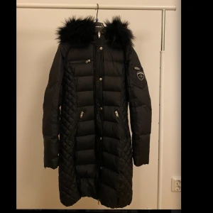 Rockandblue vinter jacka  - Svart rockandblue jacka köpt på johnells för 3200kr och säljs för 3000kr. Köpte den för en månad sen men använde den då bara den en gång, jackan är i mycket bra skick. Säljer den för att jag kände att det inte riktigt var min stil. Jackan är äkta och har äkta päls. Den är jätte varm och mysig, tappade tyvärr bort kvittot när jag flyttade.om det är fler som vill köpa den så går det att buda. Köpare står för frakt!❤️