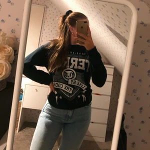 Snygg collegetröja  - Collegetröja köpt på second hand med tryck på. Står S, men passar mig med M. Har en gammal lapp på så känner ej igen märket, kan tänka mig att den är gjord för ett tag sen.