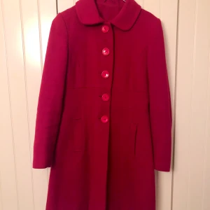 Vintage retro röd kappa Dorothy perkins  - Säljer denna fantastiska kappa, Dorothy perkins. Begagnat skick, men fortfarande väldigt fin!   Storleken är märkt 40- men den passar mig med 36 utmärkt på vintern med en tröja under. Den är alltså liten i storleken!