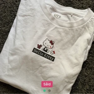 Hello kitty top - Jättefin t shirt med hello kitty tryck som säljs pga flytt. Köpt här på plick men kom aldrig till användning ( nyskick) frakt tillkommer, skriv om ni har fler frågor eller vill ha fler bilder!!  Storlek s . Säljer liknande saker på min sida så kolla gärna där;)   Bilderna är från den förra säljaren!!!