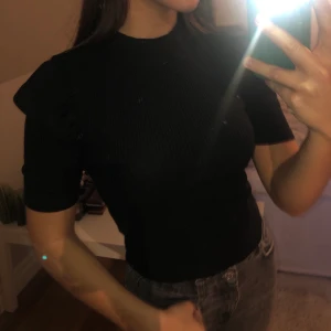 Svart polo - Svart polo med puff ärmar från nakd, knappt använd, storlek xs 💞 45kr + frakt 