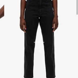 Monki jeans Taiki straight leg black  - Säljer ett par monki jeans Taiki black . Pågrund av att dom inte satt  så bra på mig. Jag har tvättat dom en gång när dom komma men har ej andvänt dom. Jag köpte dom för 400 kr och säljer dom för 250+ frakt priset går och förhandla. 
