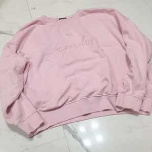 Märkeströja  - Märkeströja oversize storlek medium, från superdry:) ordpris 499kr 