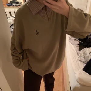 Beige Zip-up - Säljer denna ljusbruna/beigea zipup fleece i storlek Large💖 Buda gärna i DM (minst 10kr mellan)! Startbud: 200kr