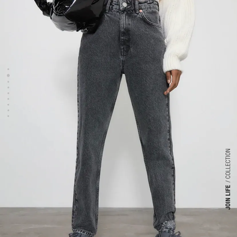 Säljer dessa mom jeansen fråm Zara, bara använda 1 gång. Passar en 40. Jeans & Byxor.