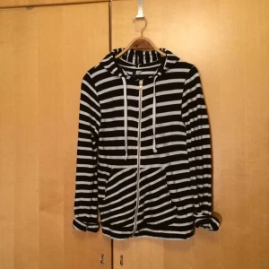 - Hoodie, strl S på herravdelningen 