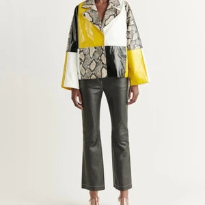 STAND STUDIO  - Faith jacket storlek 36. Oanvänd. Nypris 3200kr. Finns på östermalm eller postas för 60kr. 