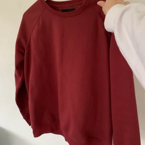 Lager157 sweatshirt  - Vinröd sweatshirt från Lager157 i storlek M. Jättefin nu till vintern. 30kr plus frakt. Skriv för mer info och bilder:) 