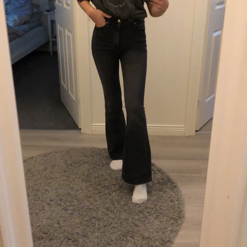 Mörkgråa bootcut jeans från zara, jag är 172cm lång och dom går hela vägen ner i marken på mig . Jeans & Byxor.